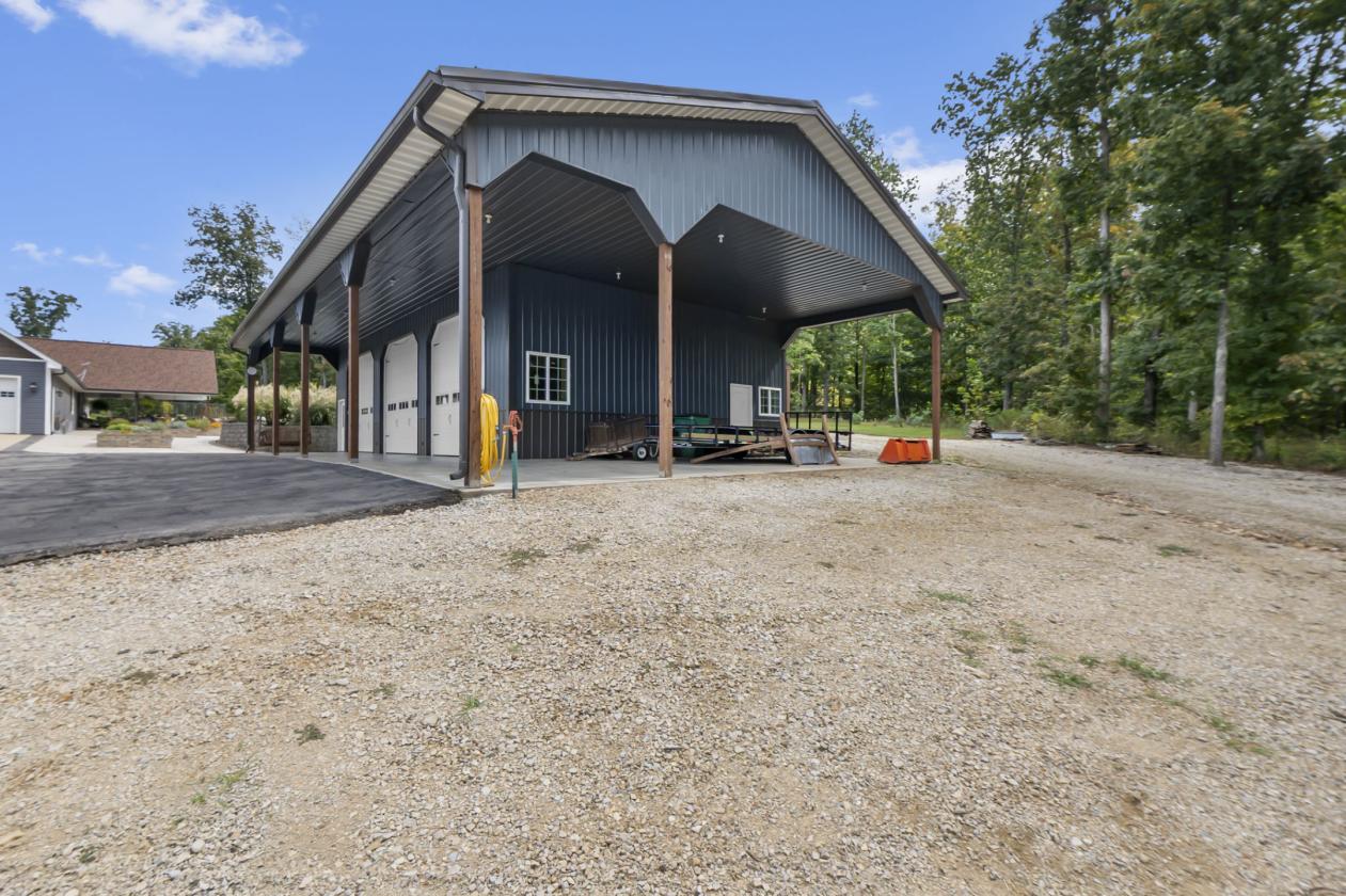 31 Acres, 5-Stall Barn & Luxury Home - photo 12