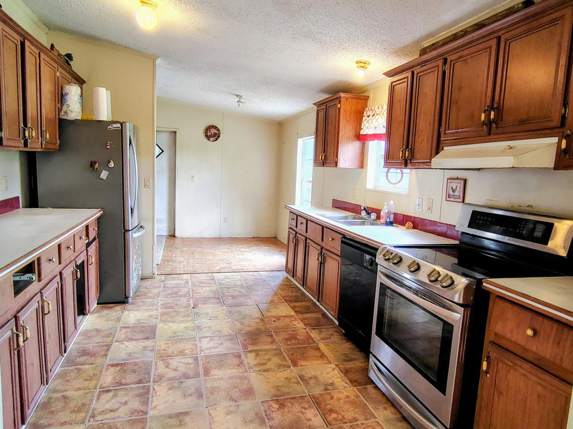 Manufactured home, 5 fenced acres, water supply - photo 18