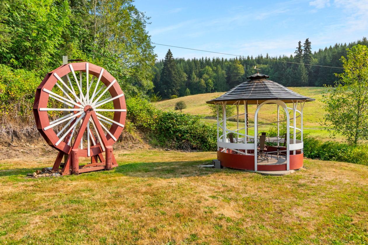 Pacific NW Secluded 75 Acre Homestead Ranch - photo 7
