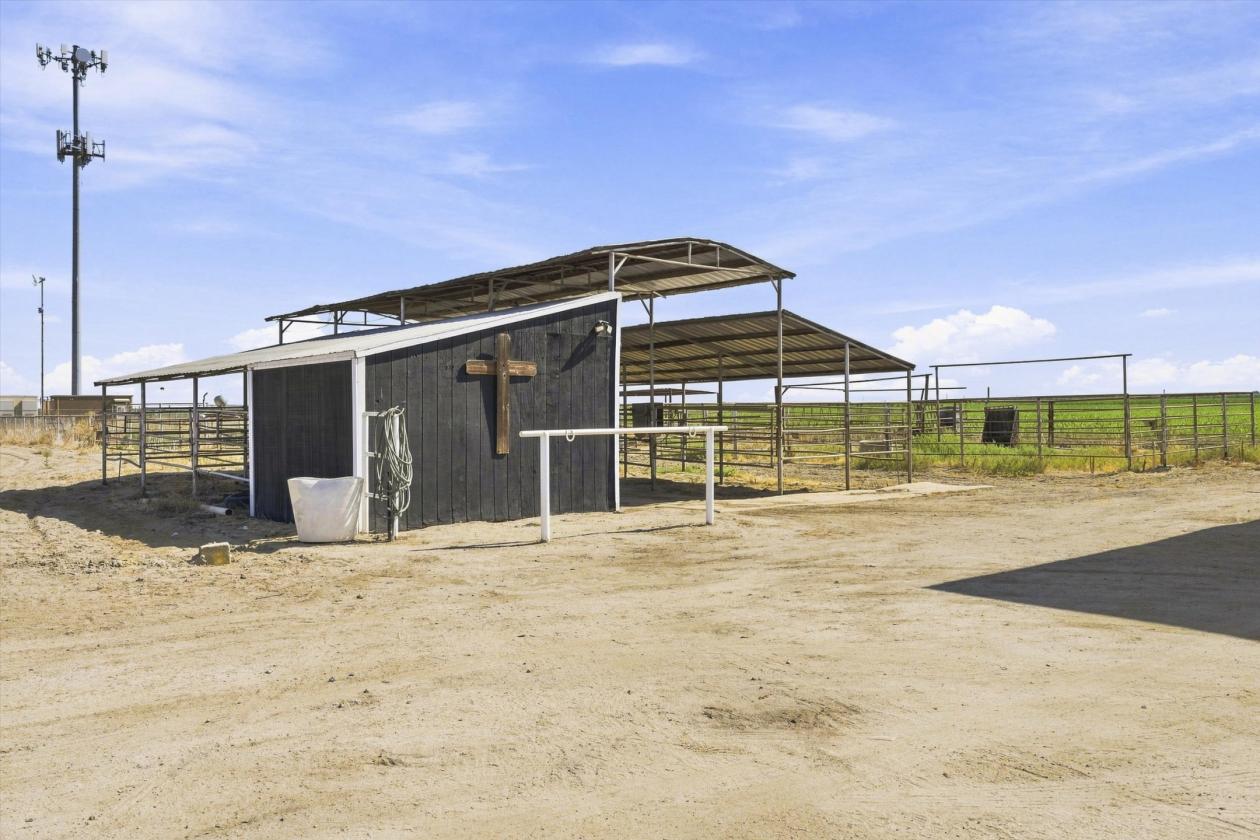 Luxury equestrian estate with a large riding arena - photo 23