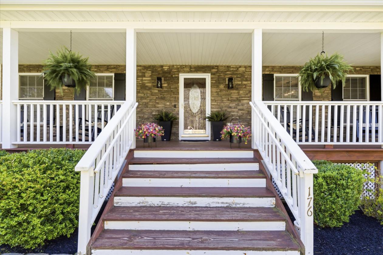 Luxury Farmhouse Residence Equestrian Suitable! - photo 4