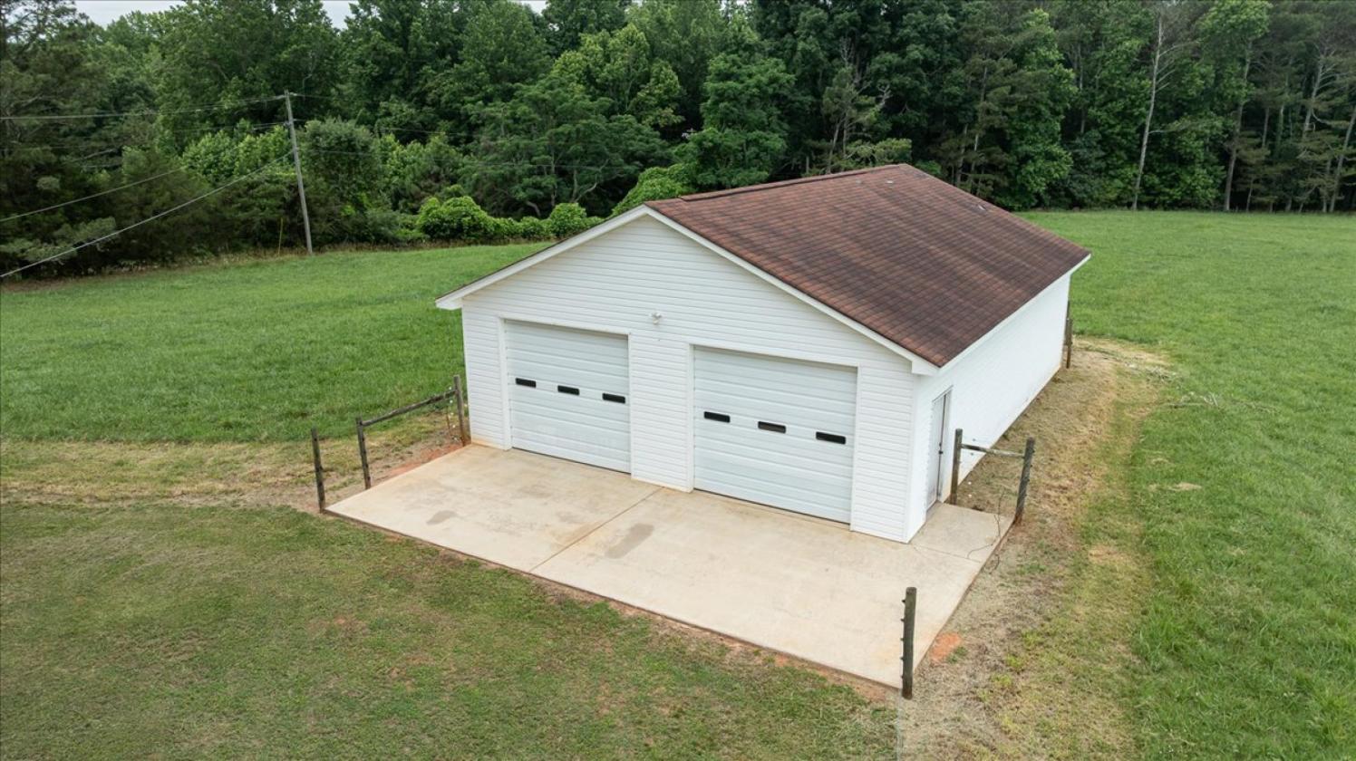 Classic Country Living on 11.5 acres - photo 4