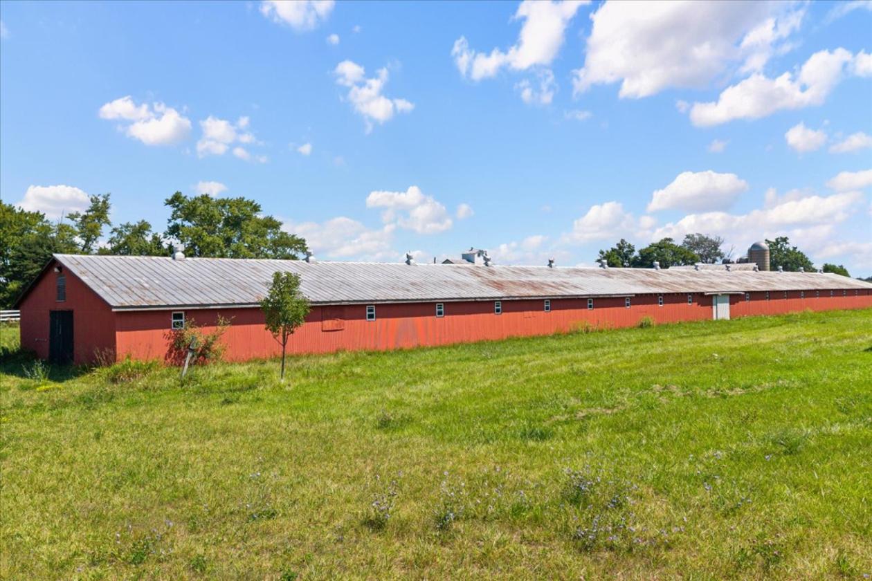 ST. CLAIR - 40 ACRE - 27 STALL - INDOOR ARENA - photo 20