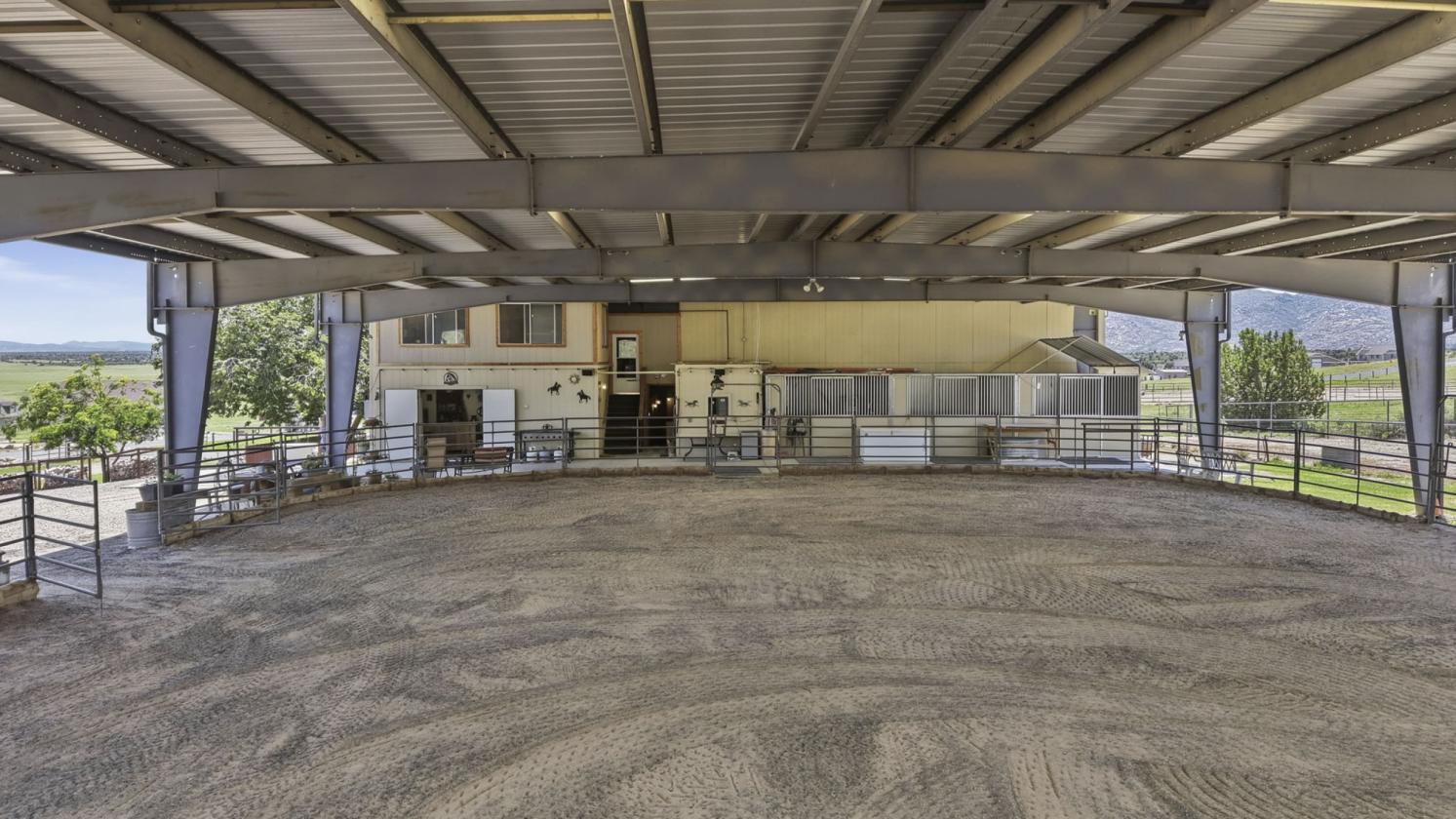 27 Acre Equestrian Dream Home w/ Views & Workshop - photo 11
