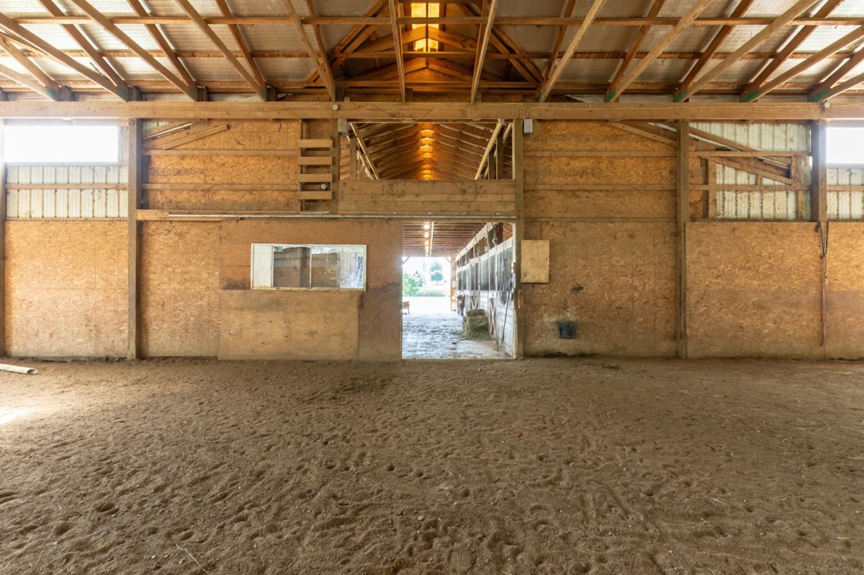 60x12 indoor riding arena,11 Stalls,10 acres,4 bed - photo 4