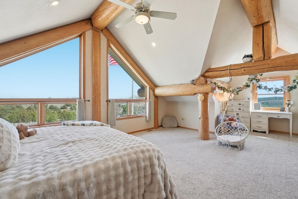 Luxury Log Home, Equestrian Lifestyle, 18 Acres - photo 25