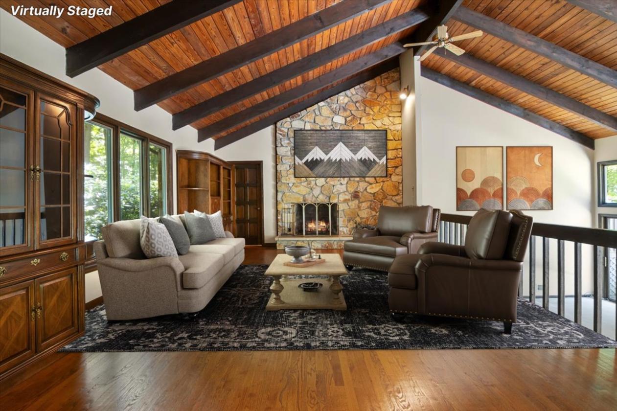 Estate home with small stable and pool - photo 13