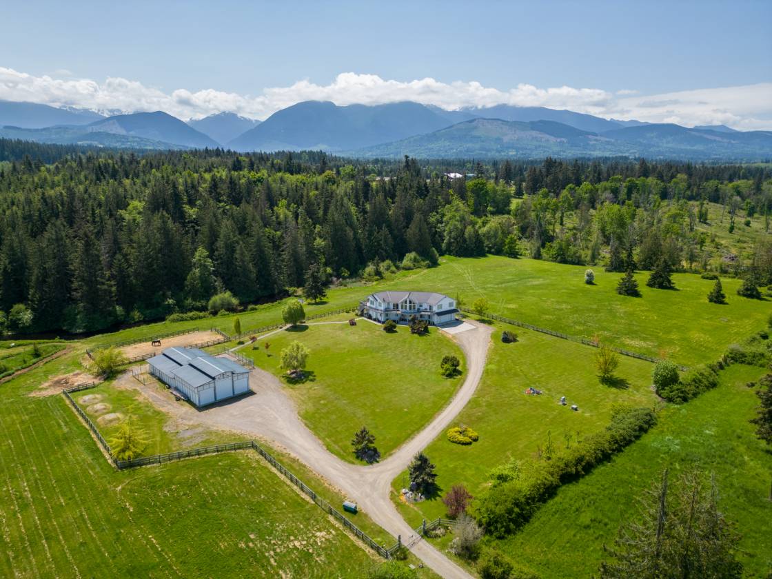 Luxury equestrian 9 acre estate w 3 stall barn Orting, Pierce County