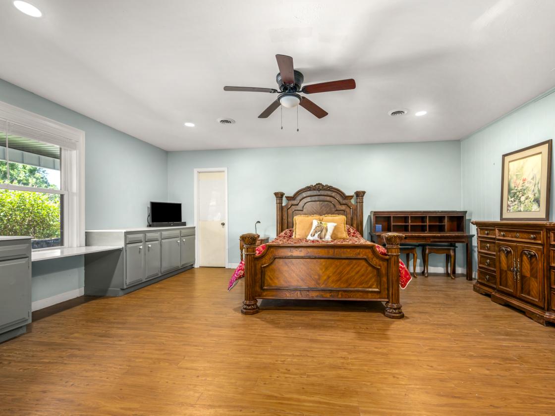 Luxury Horse Farm | 29 Stalls | Indoor Arena - photo 13