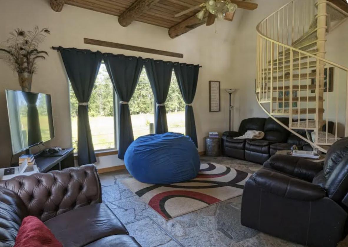 Mountain Views, horses and a beautiful home - photo 22