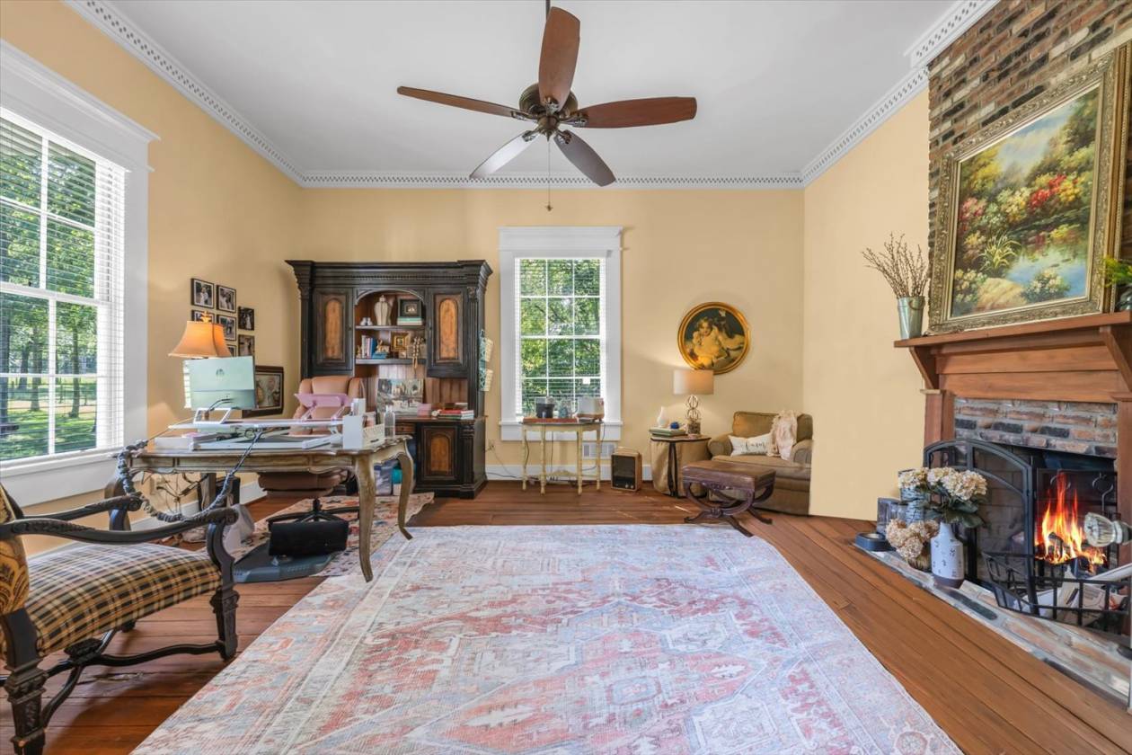 Luxury Country Estate-Horse barn, 44 Acres, Creeks - photo 6