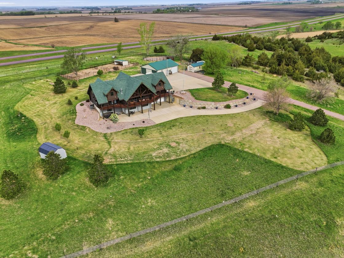 Luxury Log Home, Equestrian Lifestyle, 18 Acres - photo 4