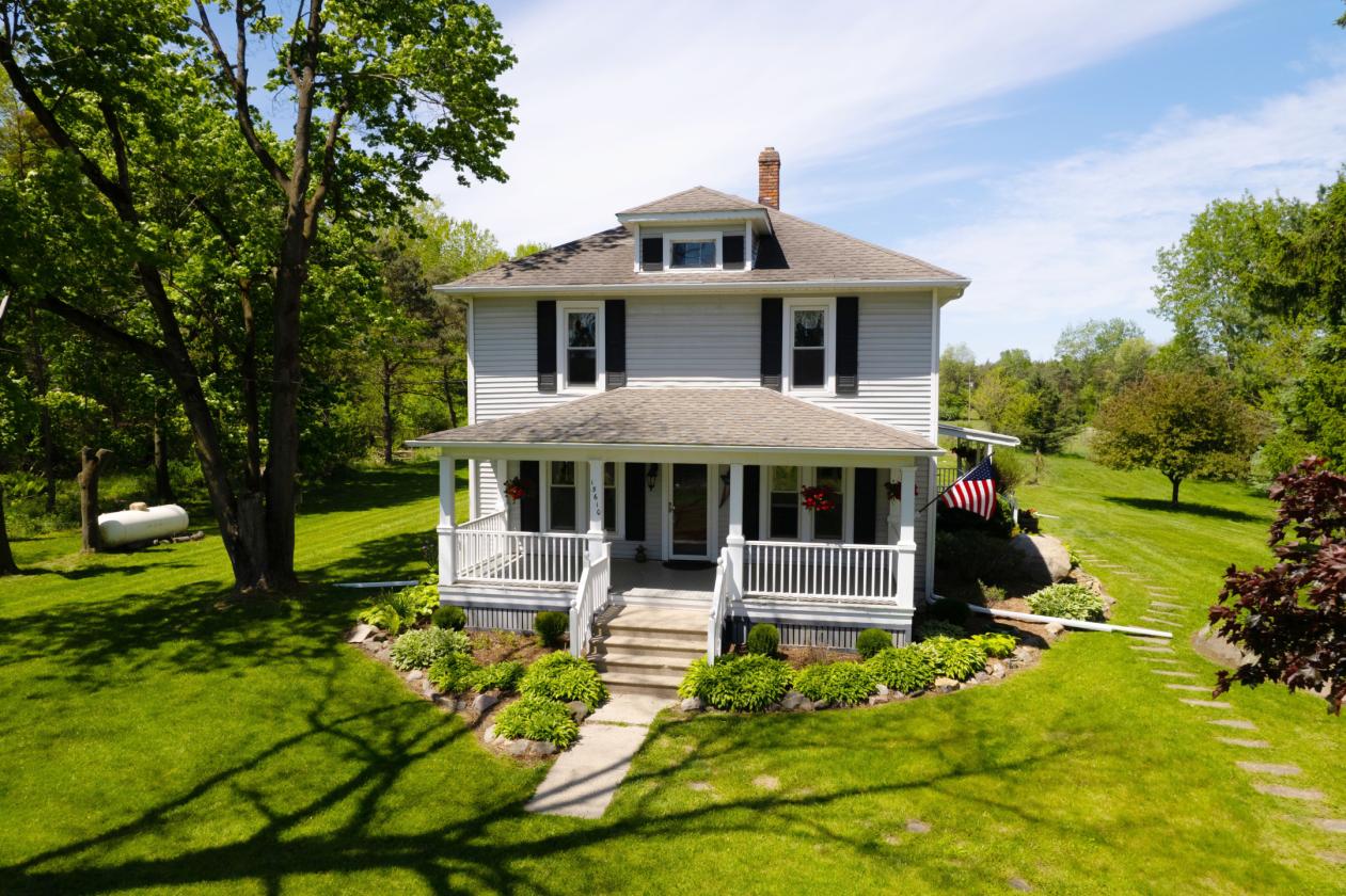 Wonderful horse property on 11 acres - photo 1