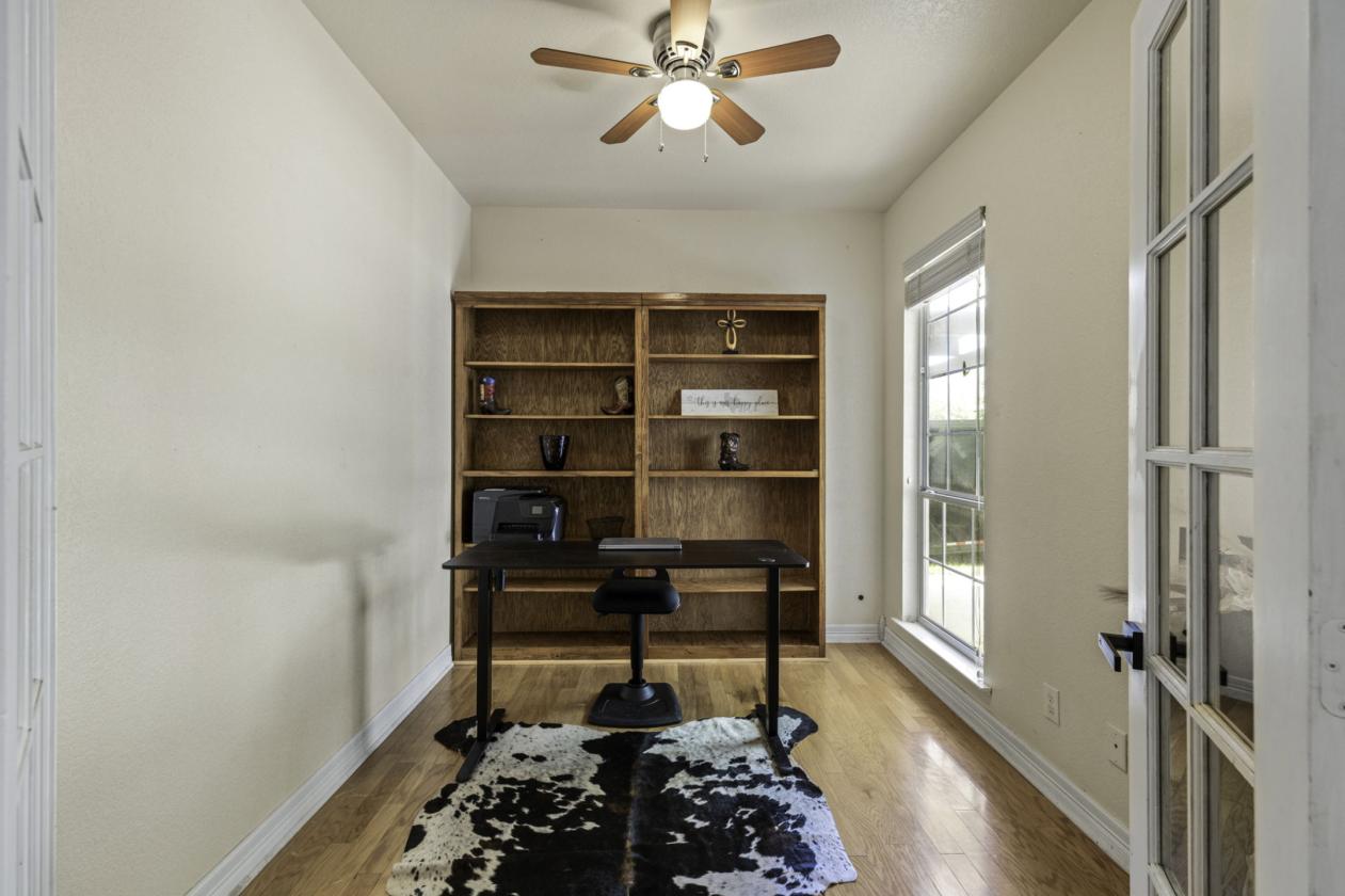 Beautiful home on 5 acres + Guest House - photo 12