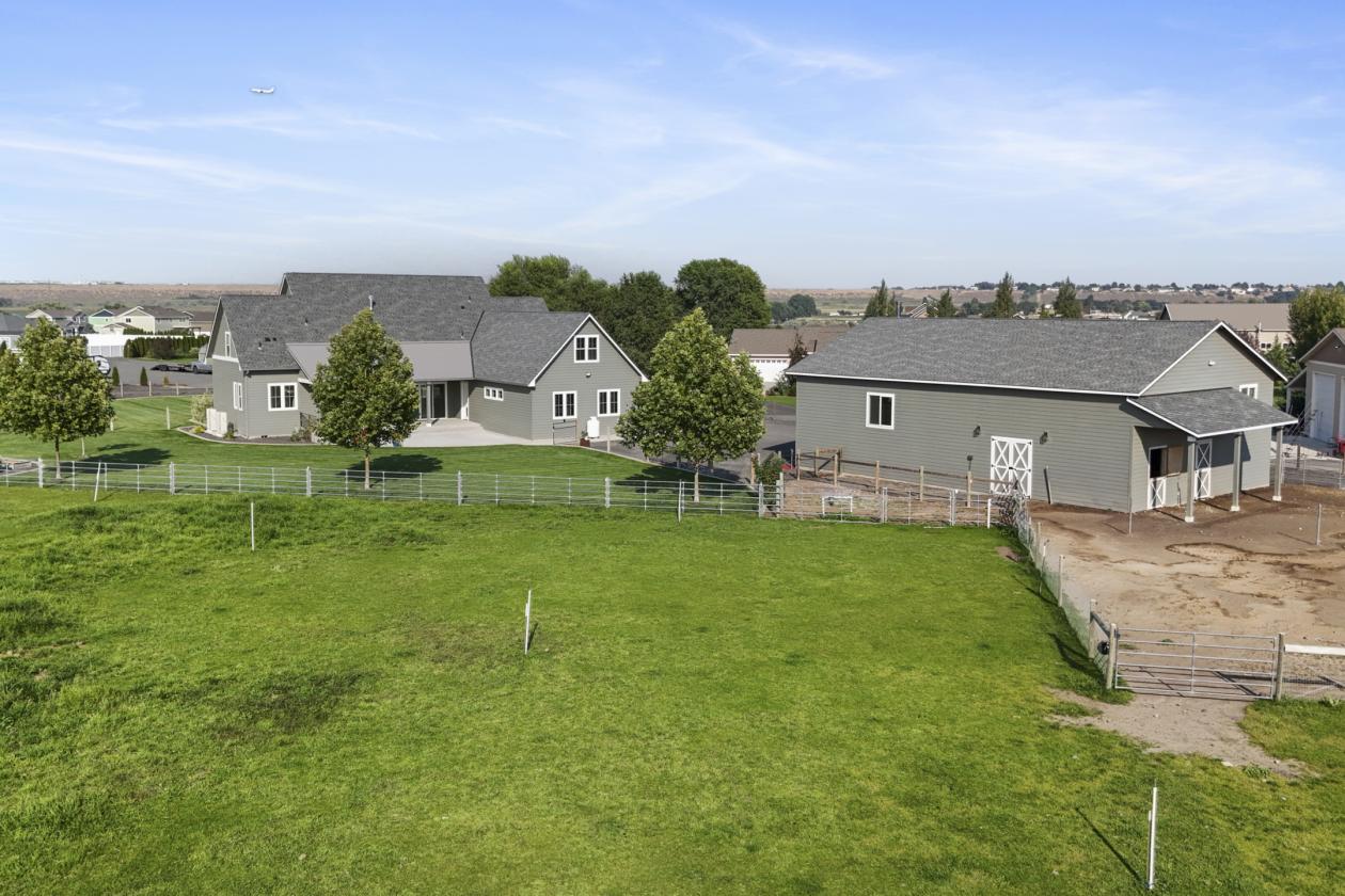 Custom Home on 3.49 Acres With Shop - photo 20