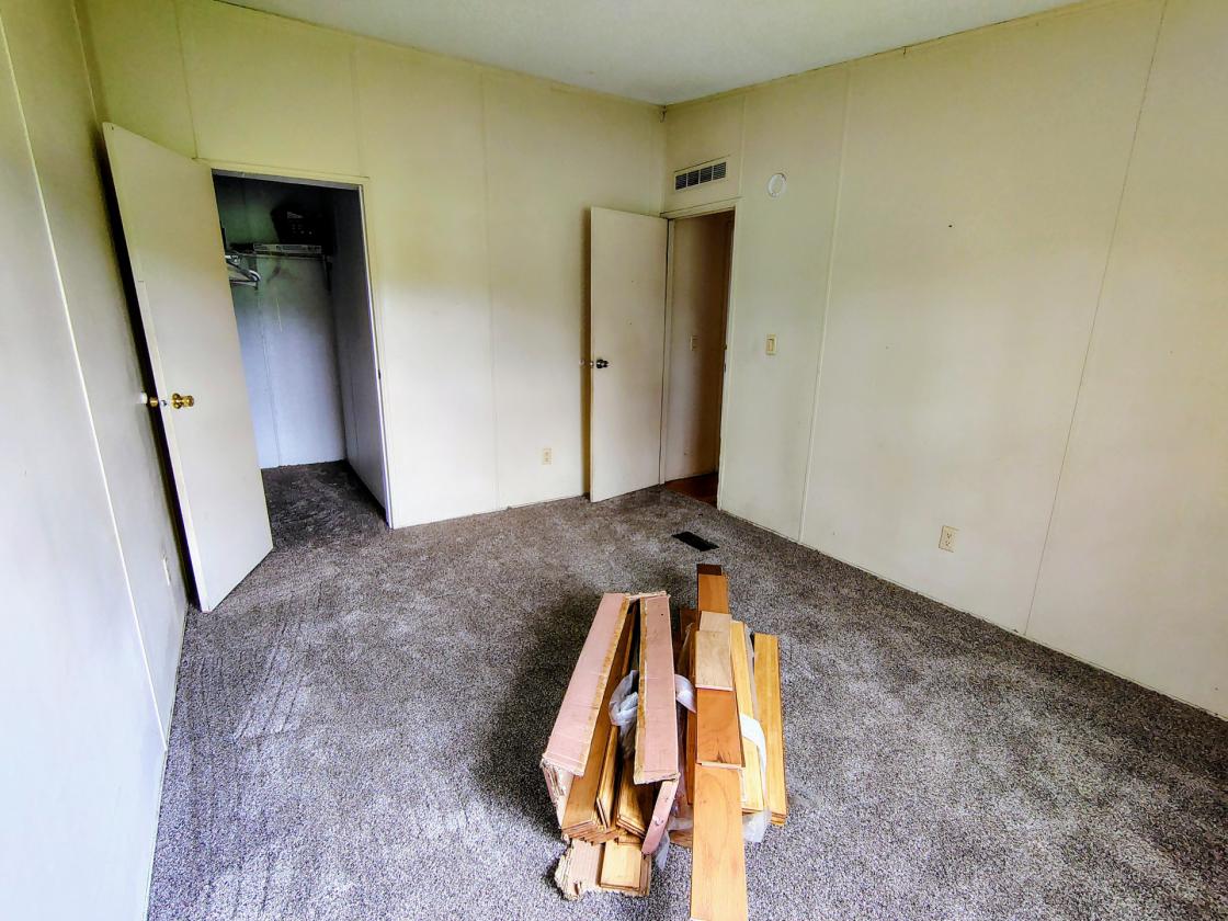 Manufactured home, 5 fenced acres, water supply - photo 22