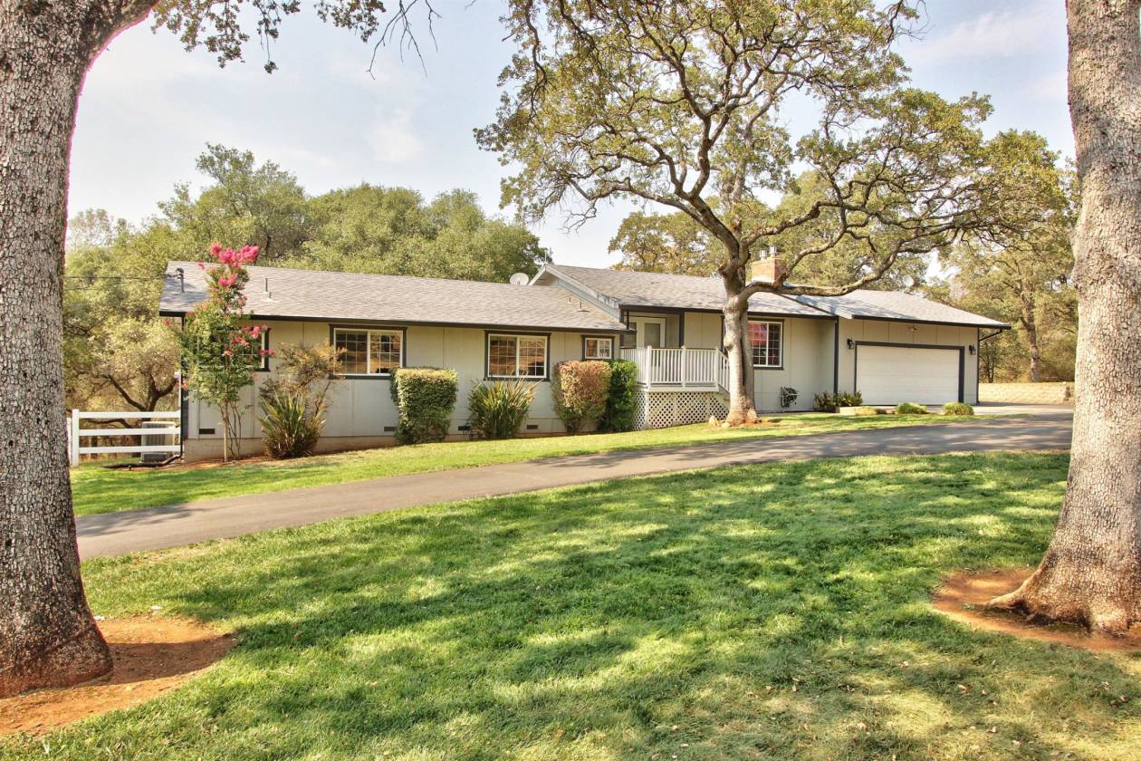 Beautiful Horse property with updated home and close to trails and town