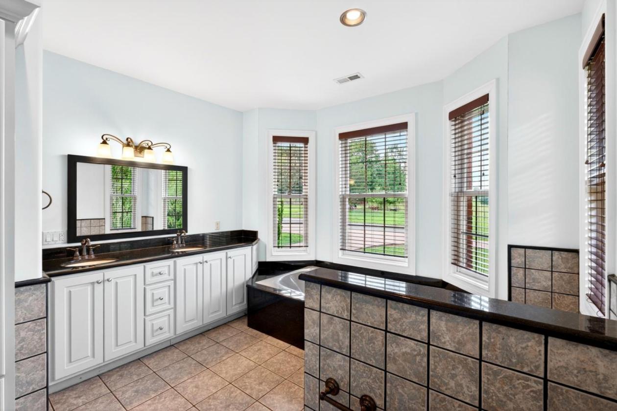 Lake Front Manor! - photo 16