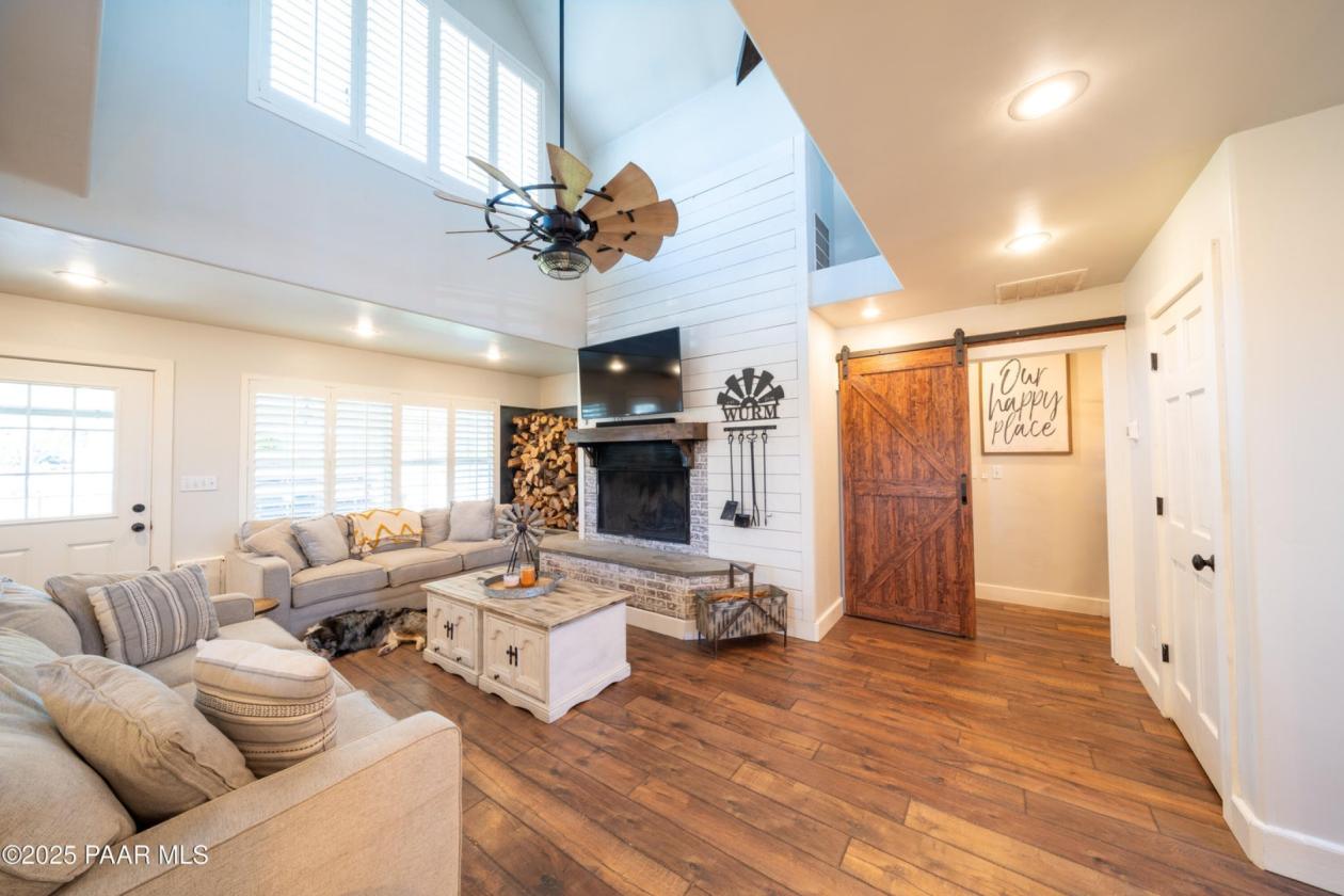 5 Acre Farmhouse in Beautiful Williamson Valley - photo 12