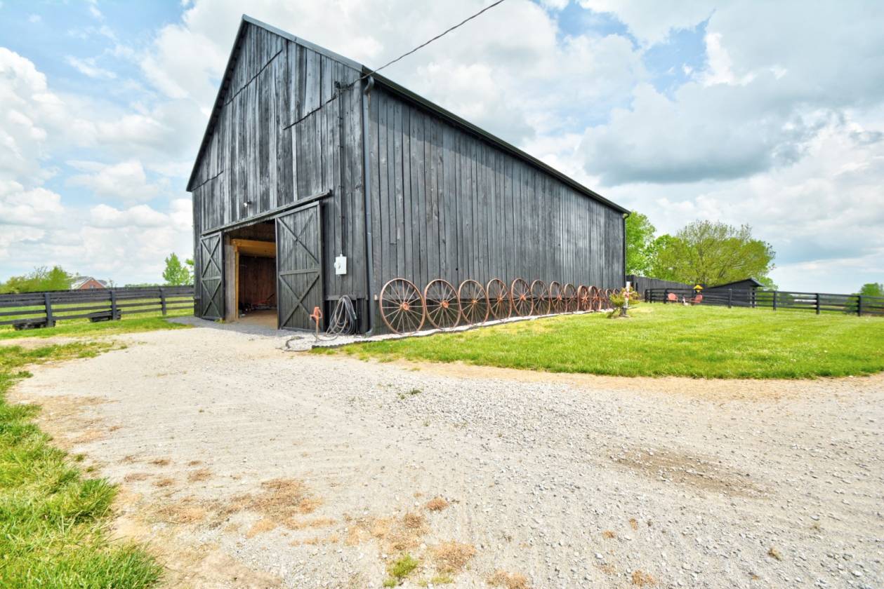 Woodford Equestrian Retreat, 21+/ acres, 8Stall Barn, InGround Pool