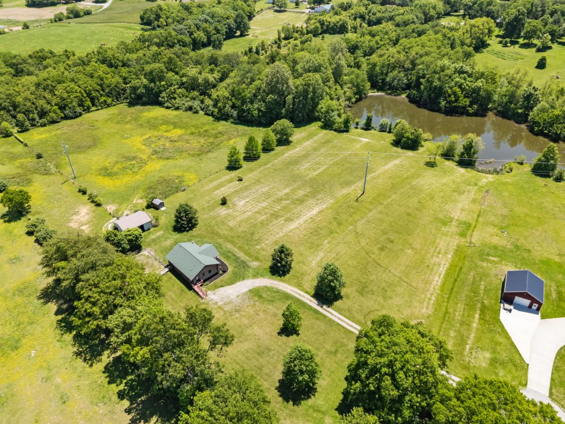 Log cabin nestled on 8.2 picturesque acres - photo 3