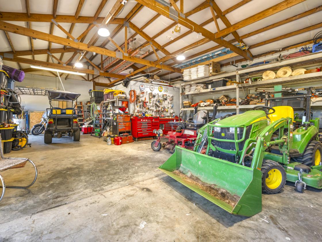 Luxury Horse Farm | 29 Stalls | Indoor Arena - photo 27