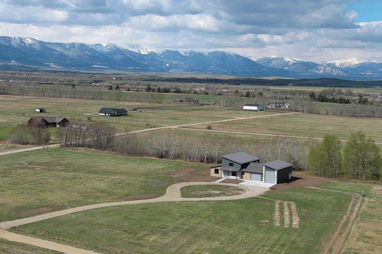 Stunning New Home w/ Mountain Views on 5.2 acres - photo 30