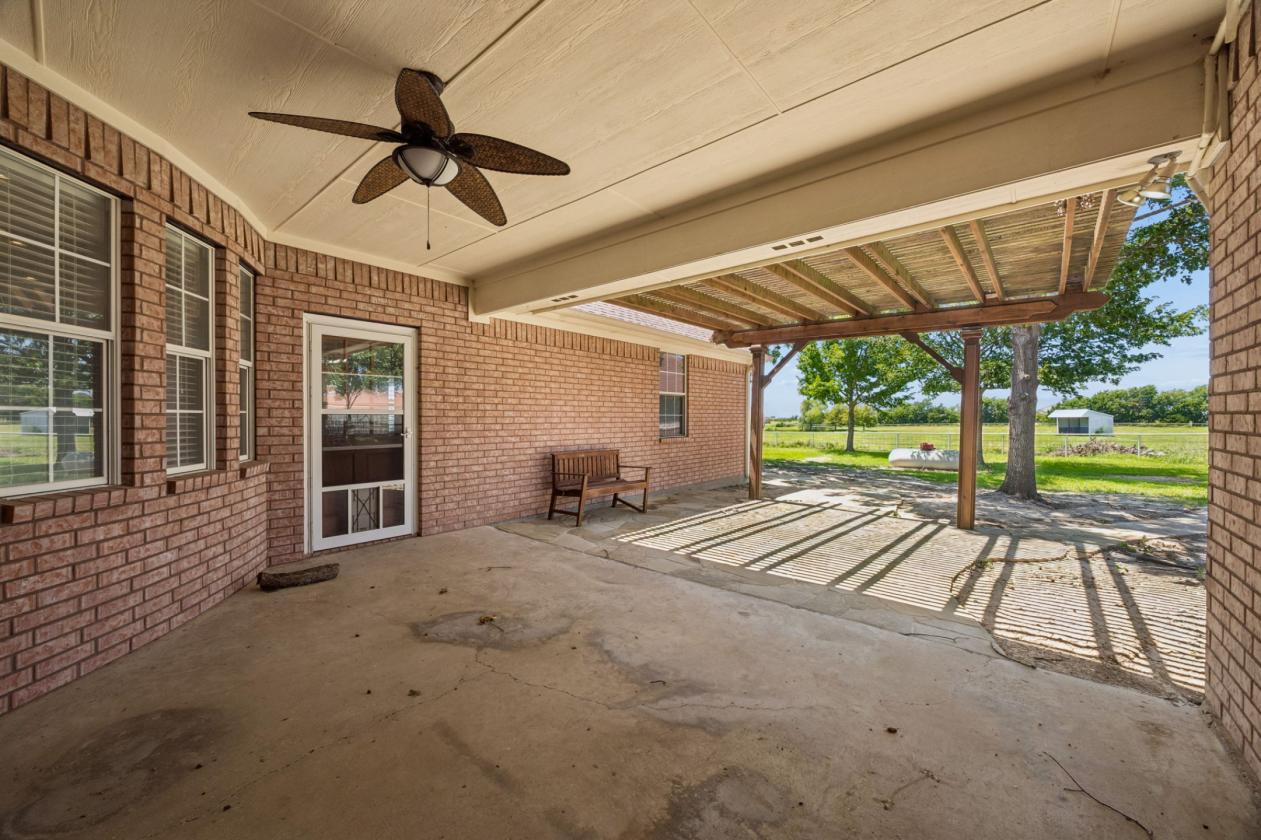 LUXURY MEETS COUNTRY LIFE ON 7.5 PICTURESQUE ACRES - photo 6