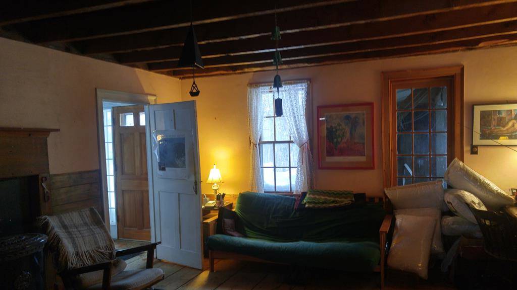 Classic antique centerchimney cape with large 2story, 3 stall barn