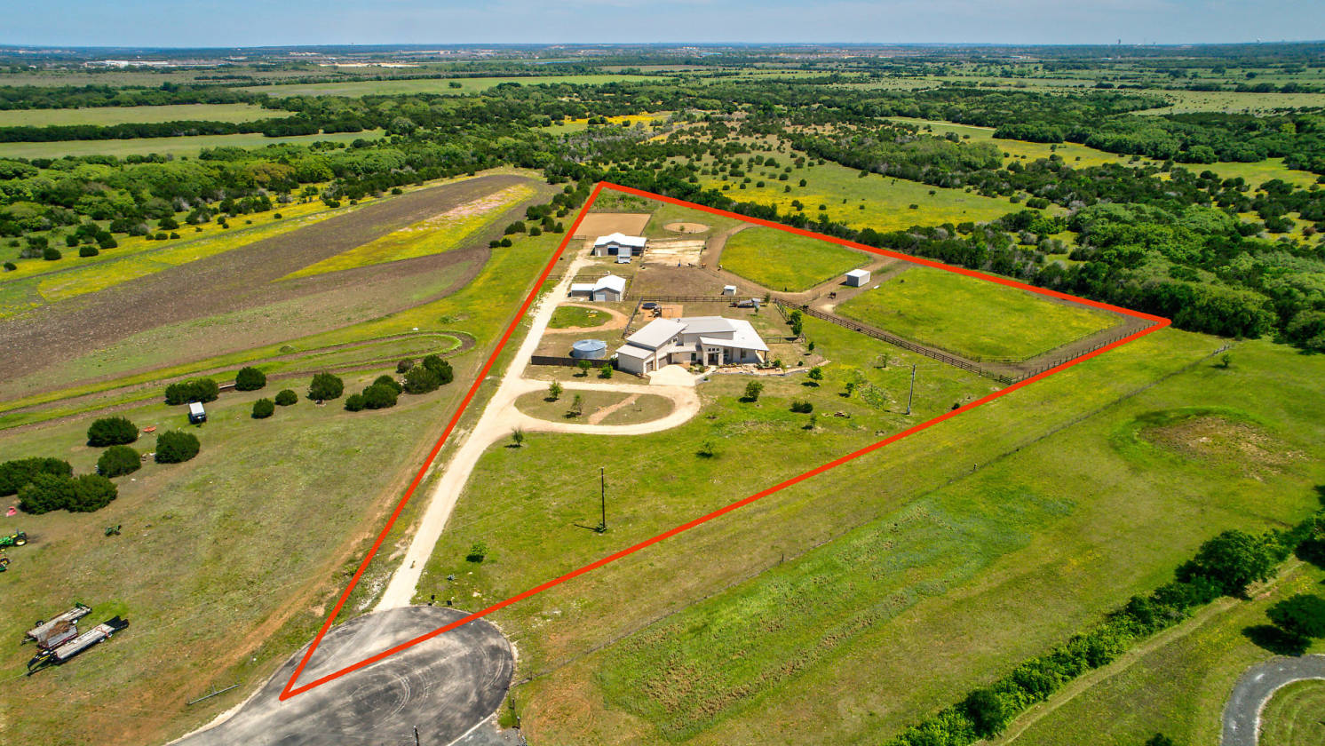 Horse Lover's Dream, minutes from shopping! Riding Arena, Large 3