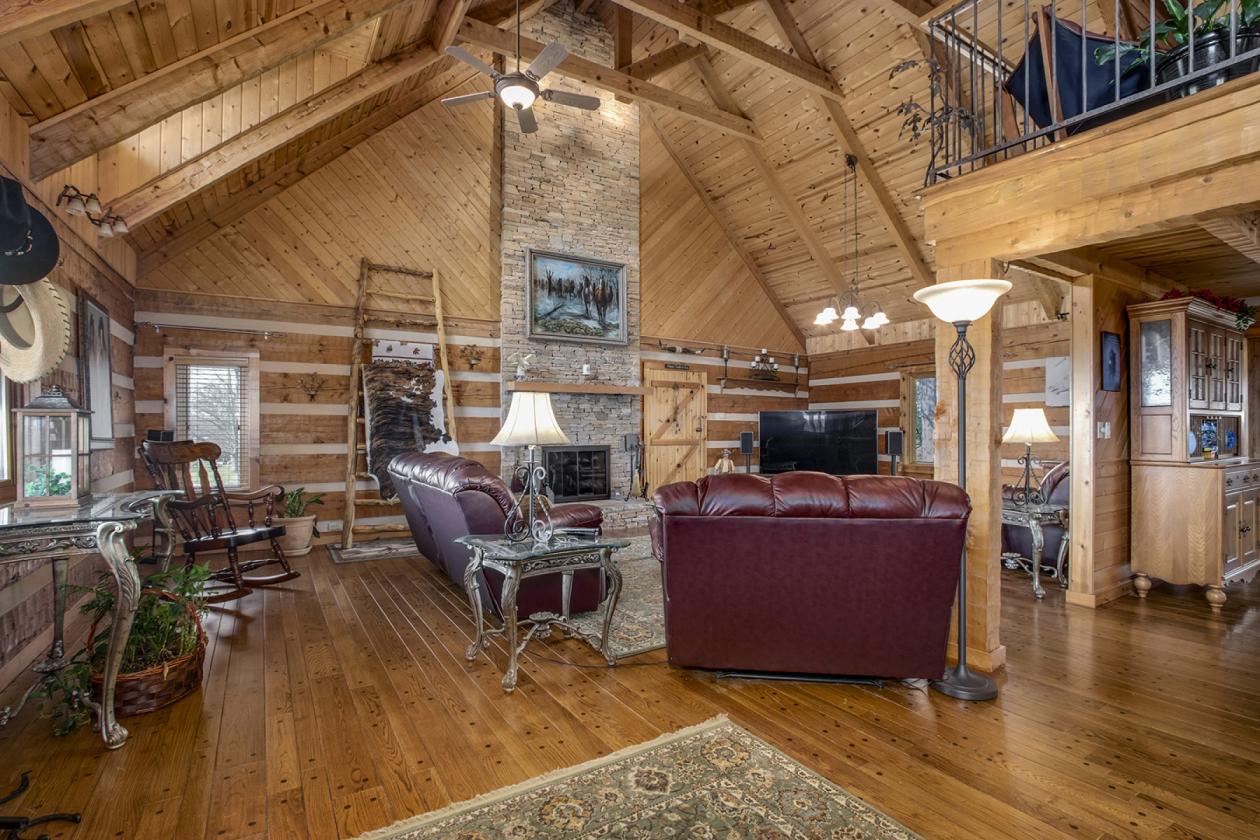 Beautiful log home on 33.95 acres - photo 9