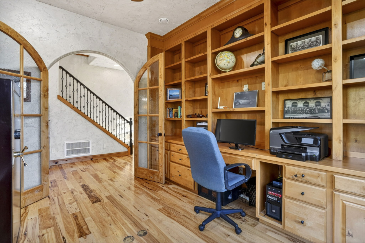 Custom Home on 10+Acres, Indoor Arena, 6 stalls - photo 10