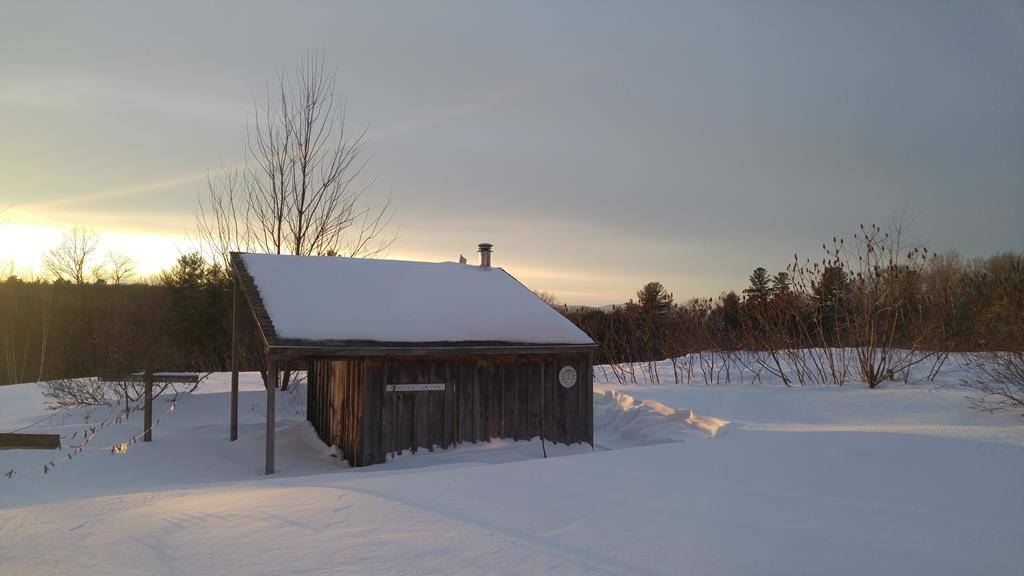 Classic antique centerchimney cape with large 2story, 3 stall barn