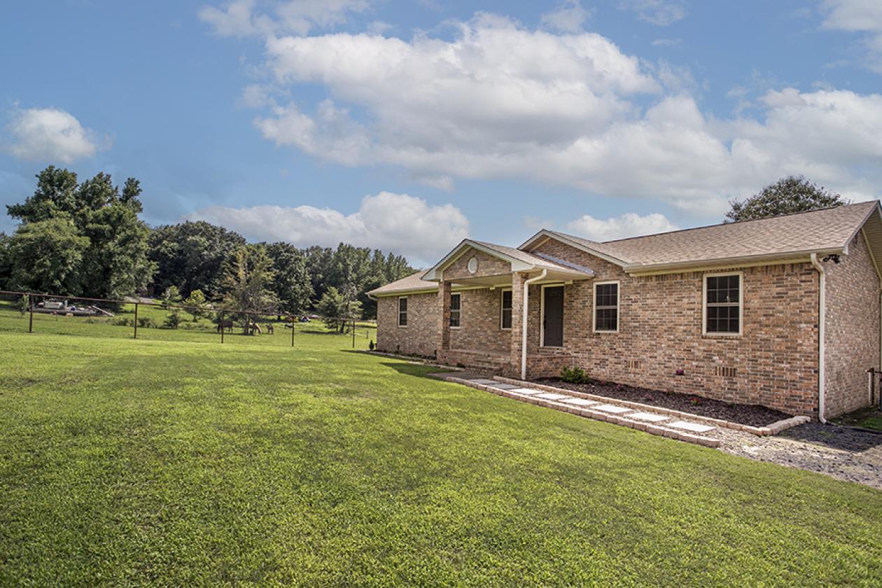 Turnkey Horse Farm on 5 acres with barn - photo 2