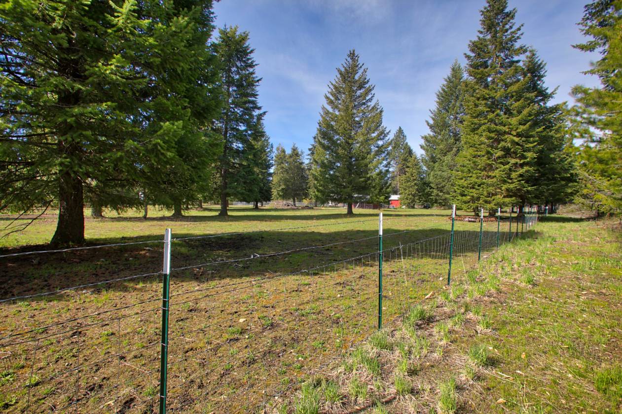 !0 Acre Horse Property with Country Home in Rathdrum N... Rathdrum