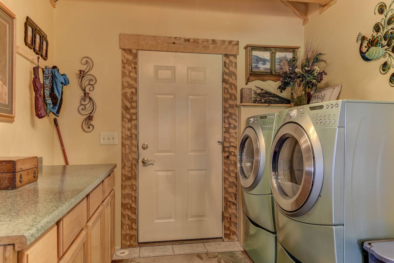 Full Tennessee Heritage Log Home, Cleary Barn, & Fenced Pastures