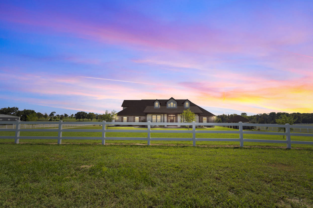 Custom built home in Stallion Lake Ranch with 5 acres... Lindale
