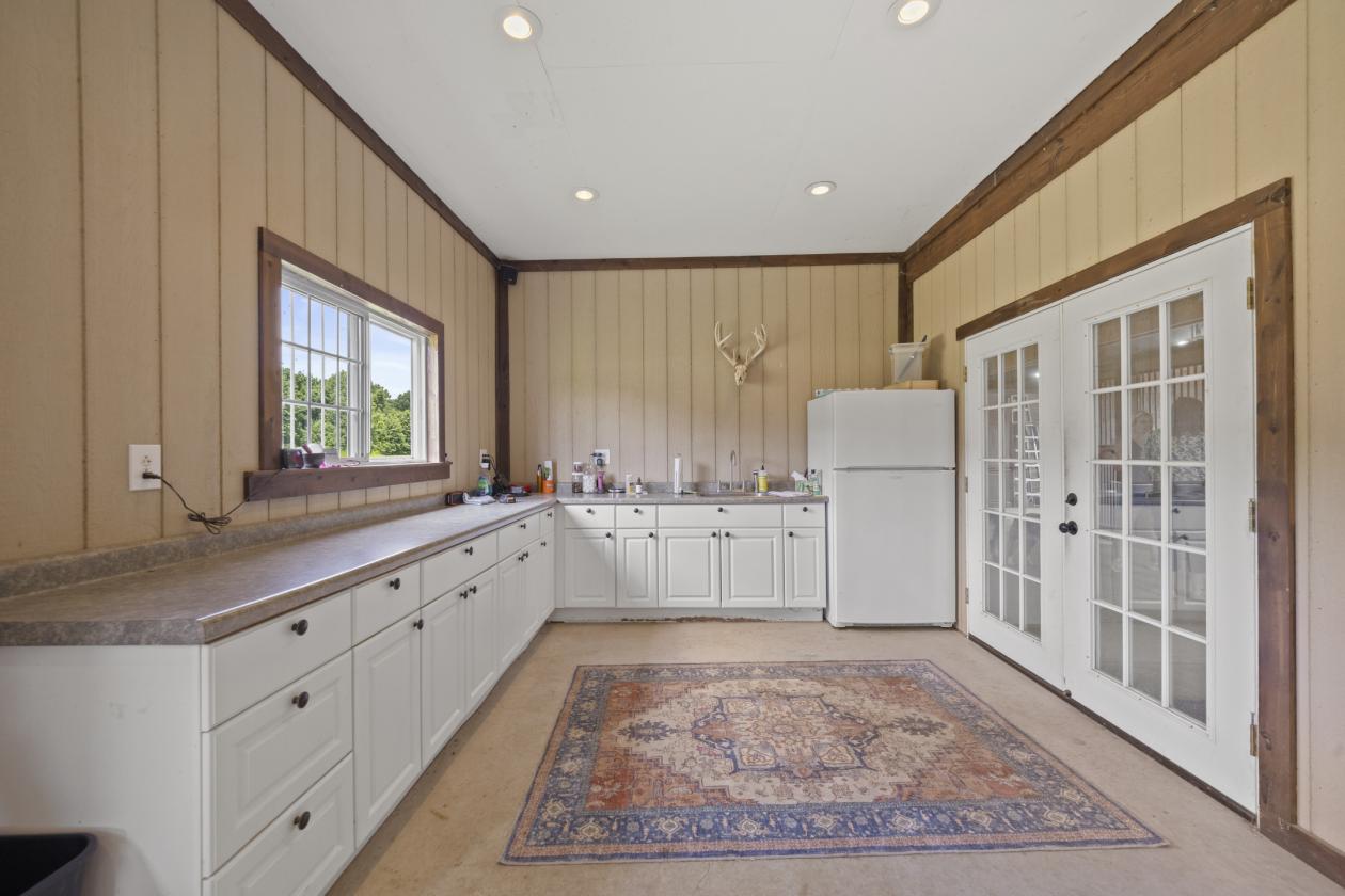 Luxurious Equine Property 27.9 acres Big New Barn - photo 13