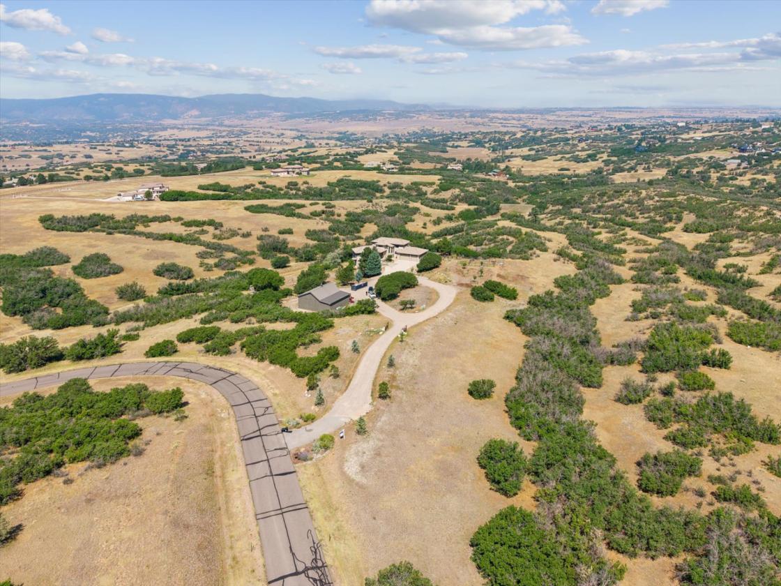 Private oasis on 15 acres 10 minutes from town - photo 8