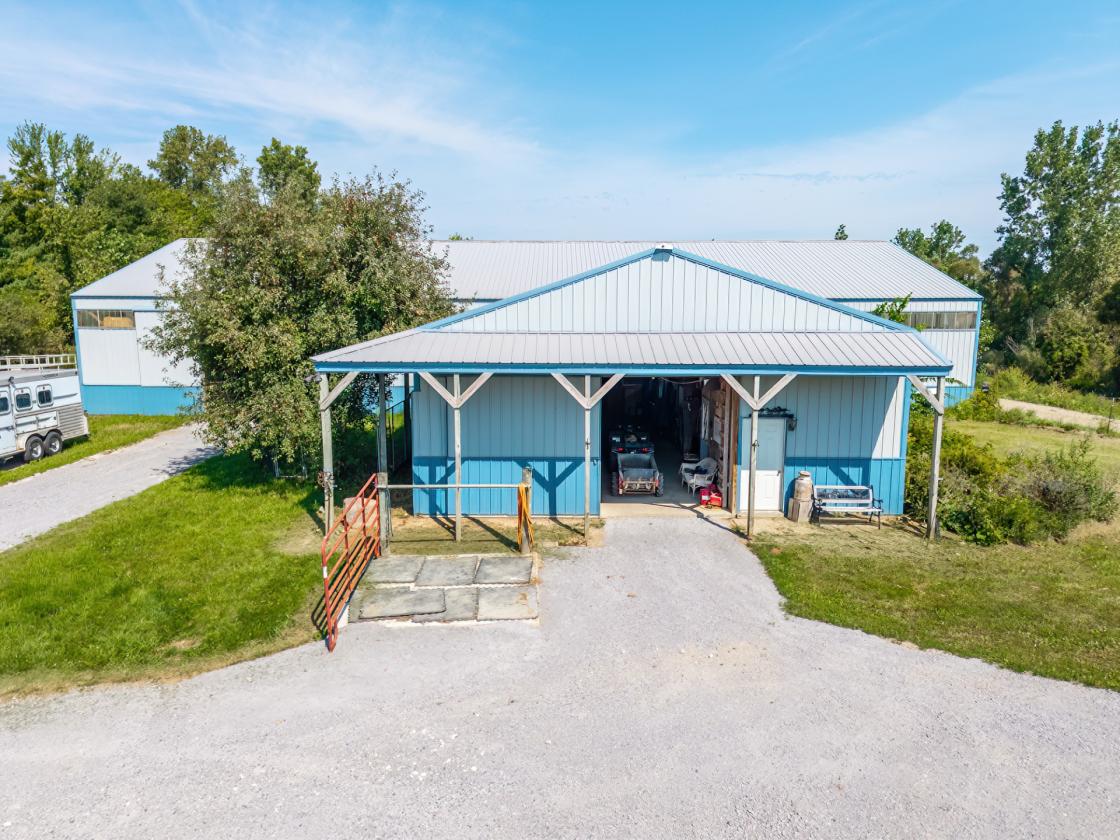 60x12 indoor riding arena,11 Stalls,10 acres,4 bed - photo 10