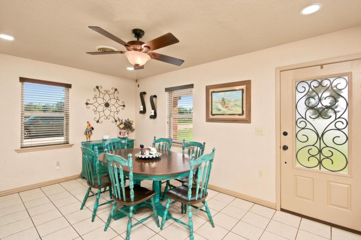 West Texas paradise with pool, barn & arena! - photo 11
