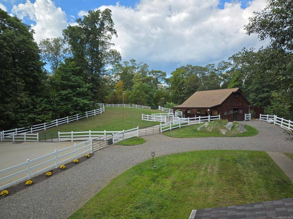 Gentleman's Farm at the End of a Quiet Cul-De-Sac - photo 1