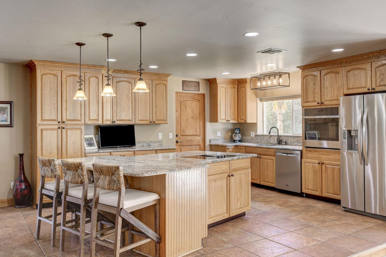 Custom Home, 2 Arenas, Barn, Orchard, WATER RIGHTS - photo 10