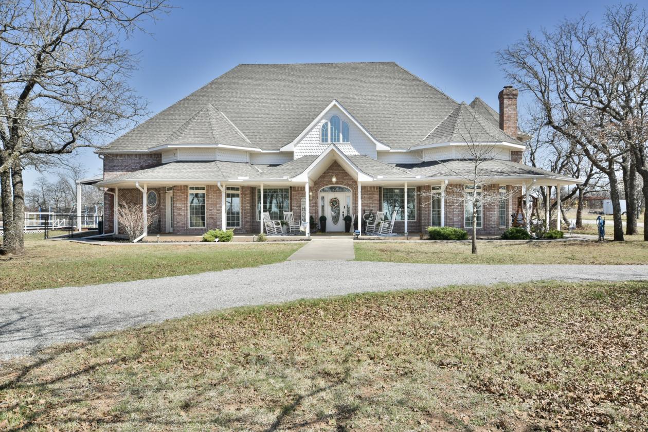 This unique property offers it all! - photo 1