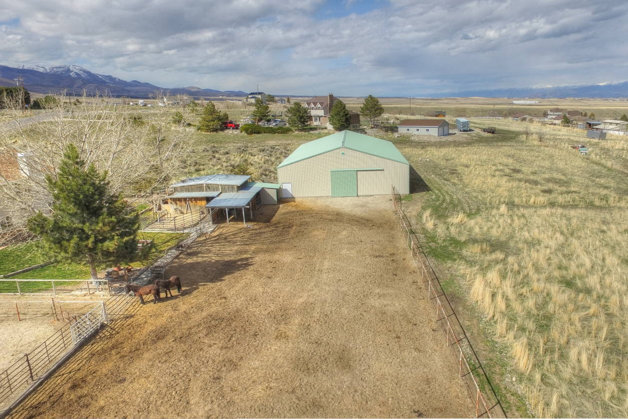 Five Beautiful Flat Acres, Views and Indoor Riding Arena in
