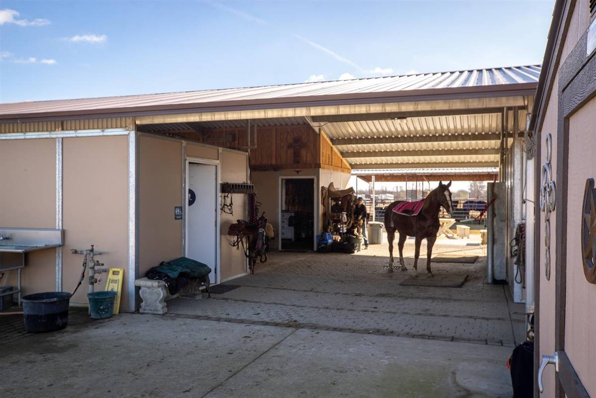 COUNTY PERMITTED HORSE TRAINING ACADEMY AND EVENT VENUE Lemoore