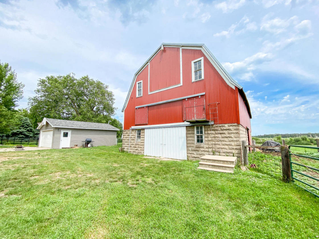 Stunning De Smet, SD acreage with 2 story horse barn... De Smet, Kingsbury County, South