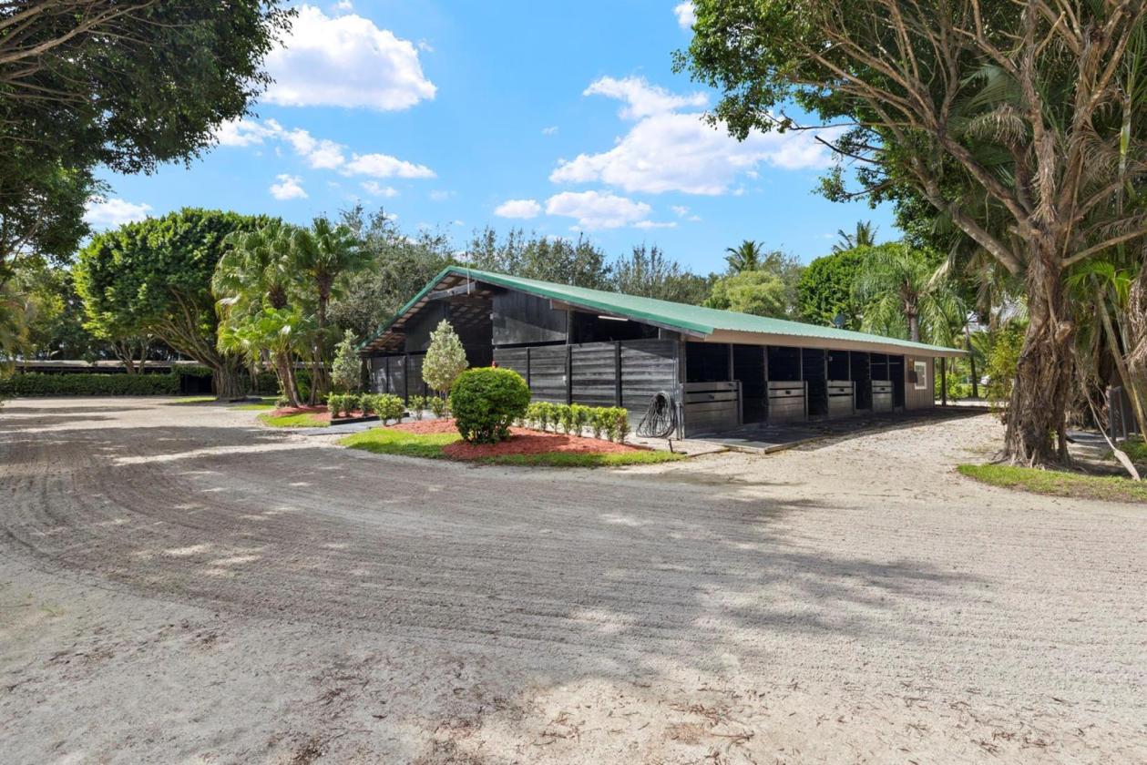 Horse Farm 11 Acres w/ 50 Stalls + groom cottages - photo 11
