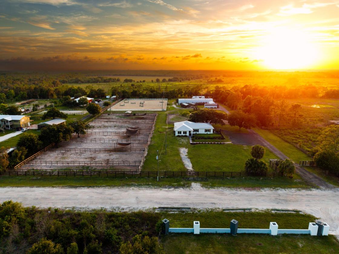Upgraded equestrian estate on 5 acres - photo 2