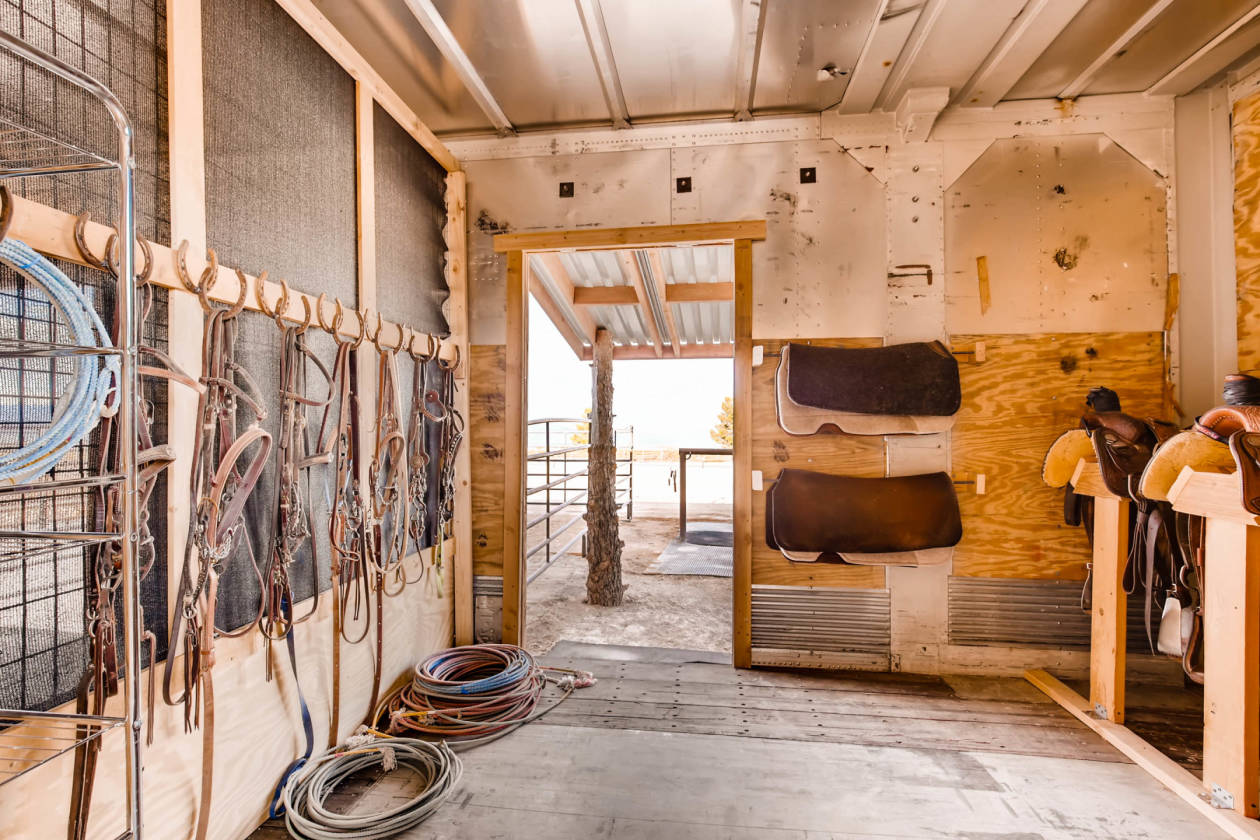 CUSTOM HORSE PROPERTY ON 4.15 ACRES WITH NEW ROPING ARENA,UNPARALLELED